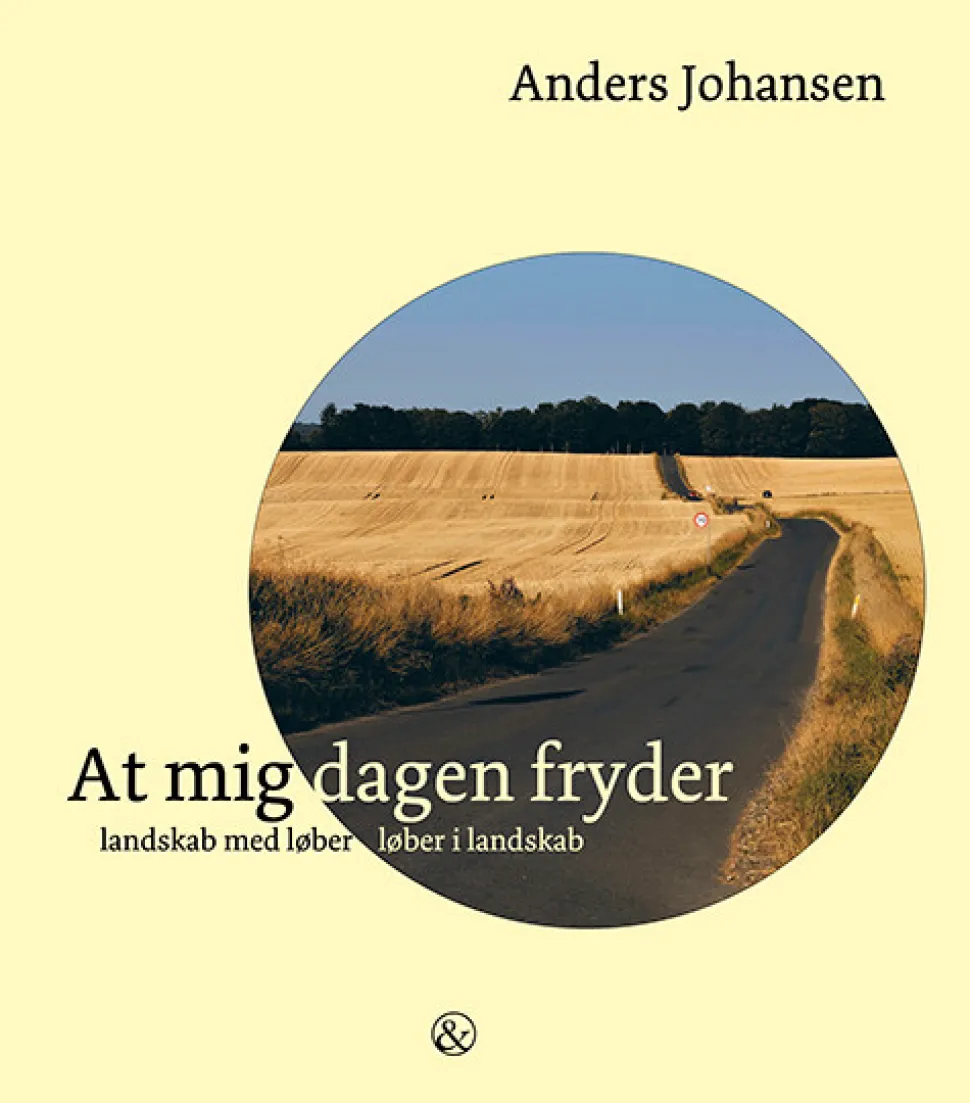 At mig dagen fryder: landskab med løber – løber i landskab (Bog, Hardback, Dansk) af Anders Johansen