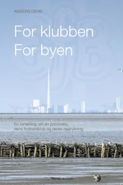 For klubben - for byen: En fortælling om en provinsby, dens fodboldklub og deres nedr... (Bog, Hæftet, Dansk) af Anders Dehn