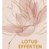 Lotuseffekten: Kunsten at finde ro og styrke i livets kaos (Bog, Hardback, Dansk) af Camilla Kjems
