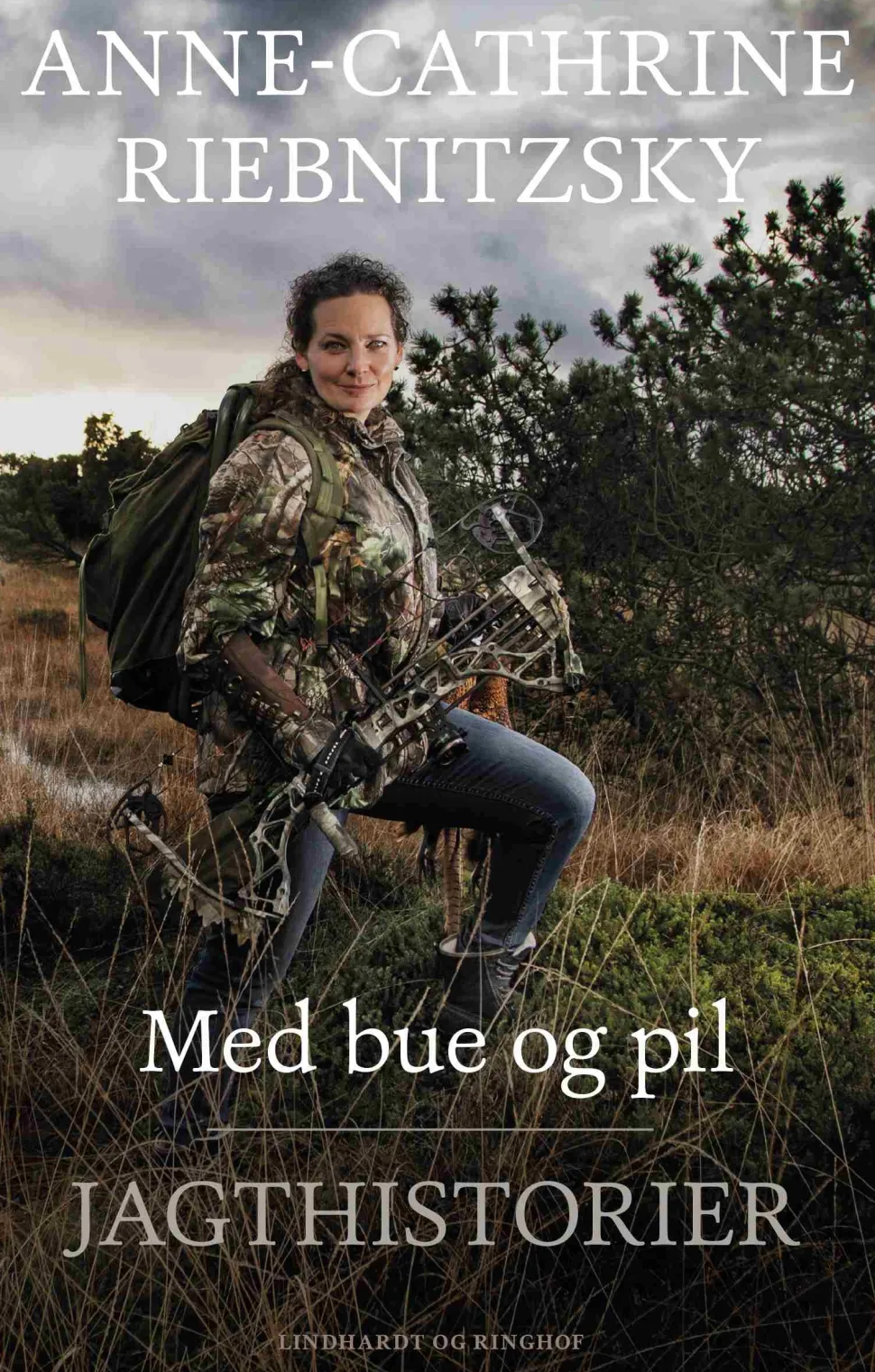 Med bue og pil: Jagthistorier (Bog, Indbundet, Dansk) af Anne-Cathrine Riebnitzsky