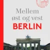 Mellem øst og vest – Berlin: Historie, magt og monumenter (Bog, Hardback, Dansk) af Johnny Laursen og Jørgen Mikkelsen