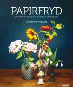 Papirfryd: Året rundt med naturtro blomster af crepepapir (Bog, Hardback, Dansk) af Charlotte Virkelyst