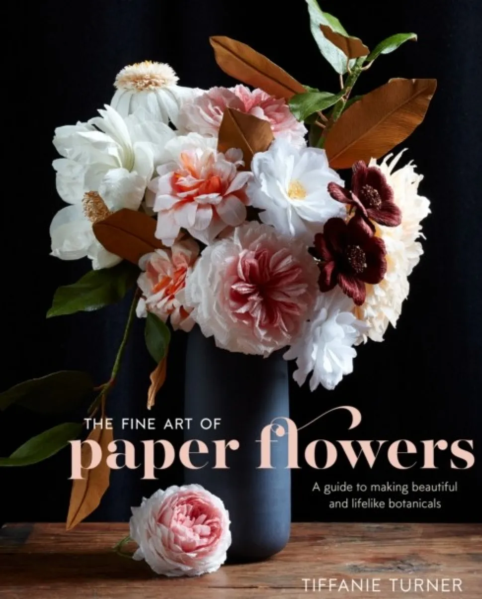 The Fine Art of Paper Flowers, The: A Guide to Making Beautiful and Lifelike Botanicals (Bog, Hardback, Engelsk) af T Turner