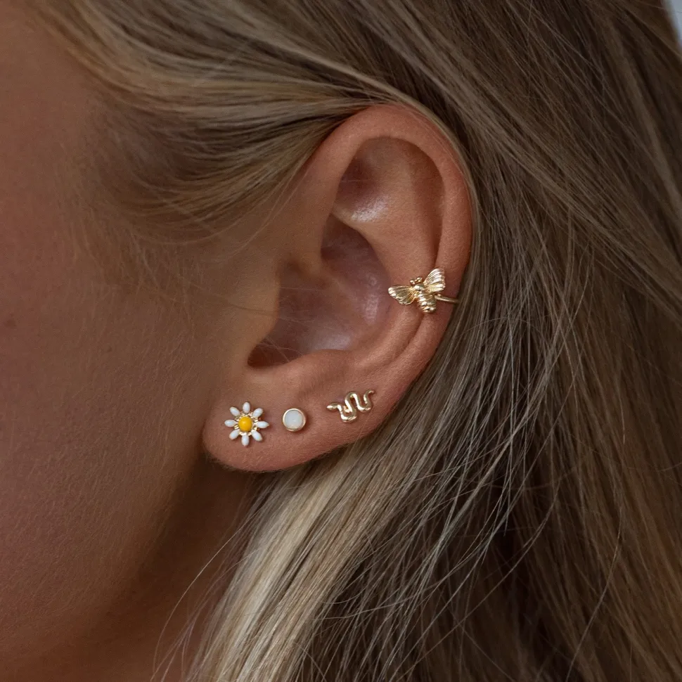 Timi of Sweden: Doris - Daisy Flower Enamel Stud Earrings - Gold (Smykke, Earrings)