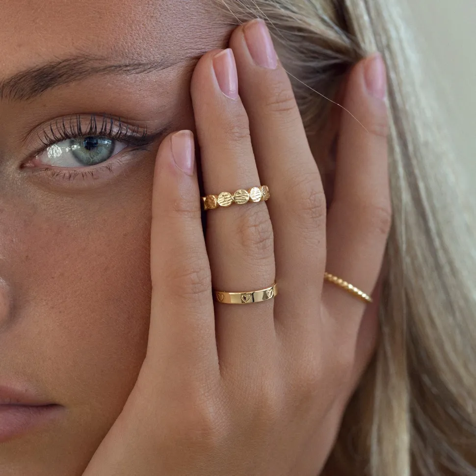 Timi of Sweden: Engraved Hearts Ring - Gold (Smykke, Rings)