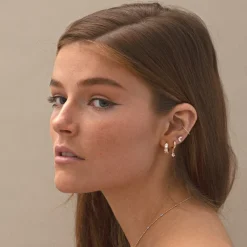 Timi of Sweden: Olivia - Crystal Charm Hoop Earrings - Gold (Smykke, Earrings)