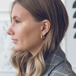 Timi of Sweden: Small Swirly Hoop Earrings - Gold (Smykke, Earrings)