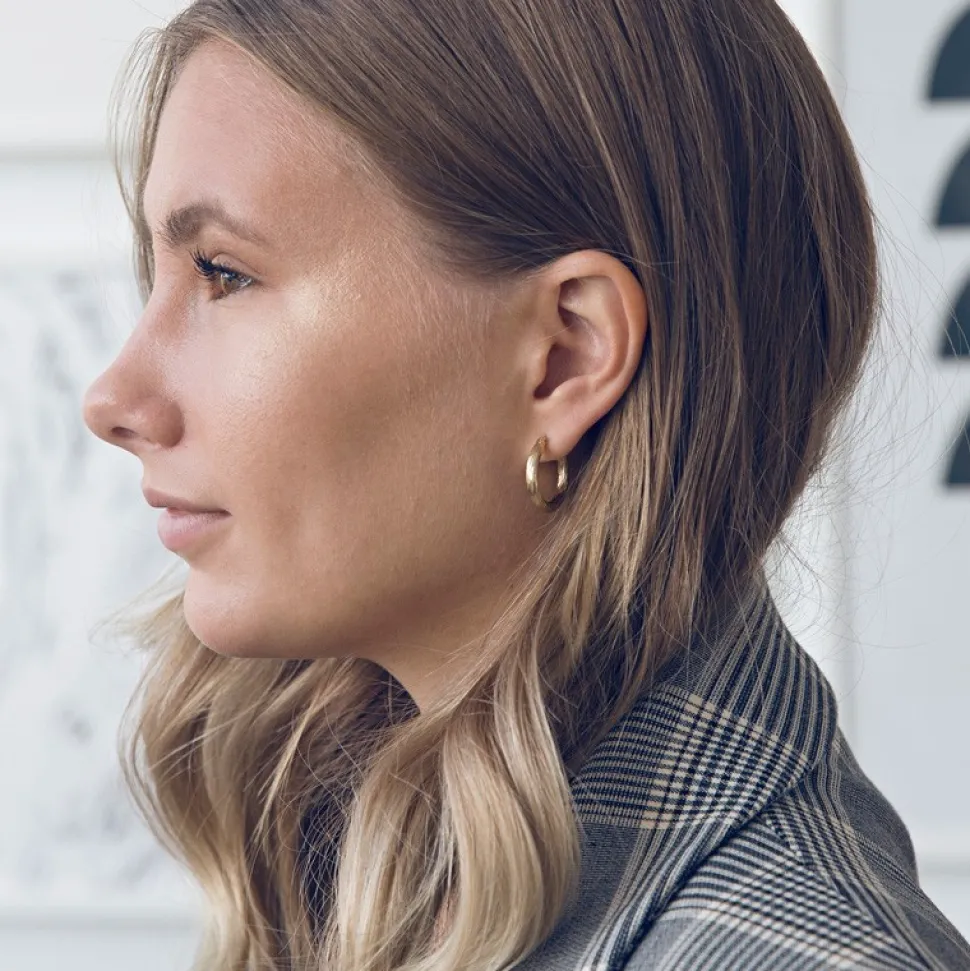 Timi of Sweden: Small Swirly Hoop Earrings - Gold (Smykke, Earrings)