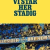 Vi står her stadig (Bog, Hardback, Dansk) af Nanna Møller Karlsen